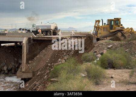Januar 2005; Mesa, AZ, USA; die Alma School Road Brücke über den Salt River in Mesa, AZ, wurde durch Überschwemmungen im Salt River, der durch Mesa und das Phoenix Gebiet verläuft, geschlossen. Der Salt River überflutete am 31. Dezember 2004, nachdem starke Regenfälle im Norden Arizonas und das Hochwasser Schmutz unter der Alma School Road wegspülten und die Brückenzugänge instabil wurden. Die Brücke wird täglich von etwa 10.000 Fahrzeugen genutzt und wird mehrere Wochen lang geschlossen, bis die Reparaturen abgeschlossen sind. Die Reparaturen selbst wurden durch ungewöhnlich starke Winterregenfälle in der Gegend von Phoenix verzögert. Stockfoto