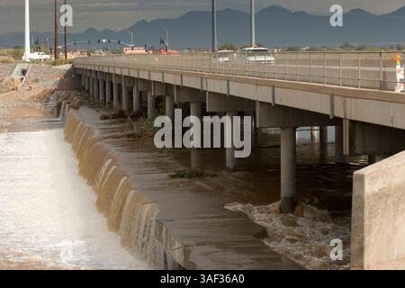 Januar 2005; Mesa, AZ, USA; die Alma School Road Brücke über den Salt River in Mesa, AZ, wurde durch Überschwemmungen im Salt River, der durch Mesa und das Phoenix Gebiet verläuft, geschlossen. Der Salt River überflutete am 31. Dezember 2004, nachdem starke Regenfälle im Norden Arizonas und das Hochwasser Schmutz unter der Alma School Road wegspülten und die Brückenzugänge instabil wurden. Die Brücke wird täglich von etwa 10.000 Fahrzeugen genutzt und wird mehrere Wochen lang geschlossen, bis die Reparaturen abgeschlossen sind. Die Reparaturen selbst wurden durch ungewöhnlich starke Winterregenfälle in der Gegend von Phoenix verzögert. Stockfoto