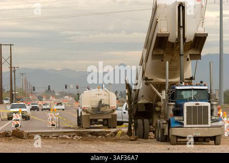 Januar 2005; Mesa, AZ, USA; die Alma School Road Brücke über den Salt River in Mesa, AZ, wurde durch Überschwemmungen im Salt River, der durch Mesa und das Phoenix Gebiet verläuft, geschlossen. Der Salt River überflutete am 31. Dezember 2004, nachdem starke Regenfälle im Norden Arizonas und das Hochwasser Schmutz unter der Alma School Road wegspülten und die Brückenzugänge instabil wurden. Die Brücke wird täglich von etwa 10.000 Fahrzeugen genutzt und wird mehrere Wochen lang geschlossen, bis die Reparaturen abgeschlossen sind. Die Reparaturen selbst wurden durch ungewöhnlich starke Winterregenfälle in der Gegend von Phoenix verzögert. Stockfoto