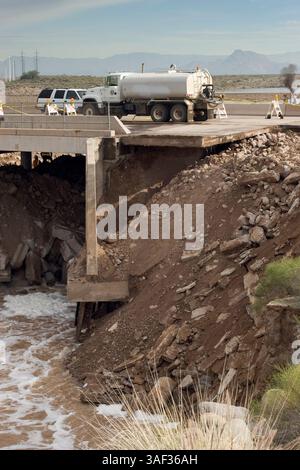 Januar 2005; Mesa, AZ, USA; die Alma School Road Brücke über den Salt River in Mesa, AZ, wurde durch Überschwemmungen im Salt River, der durch Mesa und das Phoenix Gebiet verläuft, geschlossen. Der Salt River überflutete am 31. Dezember 2004, nachdem starke Regenfälle im Norden Arizonas und das Hochwasser Schmutz unter der Alma School Road wegspülten und die Brückenzugänge instabil wurden. Die Brücke wird täglich von etwa 10.000 Fahrzeugen genutzt und wird mehrere Wochen lang geschlossen, bis die Reparaturen abgeschlossen sind. Die Reparaturen selbst wurden durch ungewöhnlich starke Winterregenfälle in der Gegend von Phoenix verzögert. Stockfoto