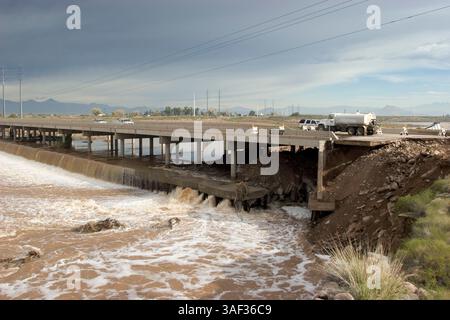 Januar 2005; Mesa, AZ, USA; die Alma School Road Brücke über den Salt River in Mesa, AZ, wurde durch Überschwemmungen im Salt River, der durch Mesa und das Phoenix Gebiet verläuft, geschlossen. Der Salt River überflutete am 31. Dezember 2004, nachdem starke Regenfälle im Norden Arizonas und das Hochwasser Schmutz unter der Alma School Road wegspülten und die Brückenzugänge instabil wurden. Die Brücke wird täglich von etwa 10.000 Fahrzeugen genutzt und wird mehrere Wochen lang geschlossen, bis die Reparaturen abgeschlossen sind. Die Reparaturen selbst wurden durch ungewöhnlich starke Winterregenfälle in der Gegend von Phoenix verzögert. Stockfoto