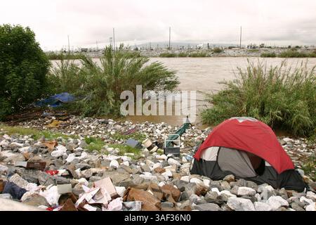 Februar 2005; Long Beach, CA, USA; ein Obdachlosenlager im LA Riverbed in Long Beach. Die neueste Serie von Winterstürmen hat etwa 6,5 cm Regen in die Innenstadt von Los Angeles gebracht. Die Gesamtzahl der Stadt seit dem 1. Juli, dem Beginn des „Wasserjahres“ der Region, beträgt 31,40 cm. Es ist bereits das fünftnasseste Jahr seit der Geschichte. Stockfoto