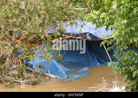Februar 2005; Long Beach, CA, USA; ein Obdachlosenlager im LA Riverbed in Long Beach. Die neueste Serie von Winterstürmen hat etwa 6,5 cm Regen in die Innenstadt von Los Angeles gebracht. Die Gesamtzahl der Stadt seit dem 1. Juli, dem Beginn des „Wasserjahres“ der Region, beträgt 31,40 cm. Es ist bereits das fünftnasseste Jahr seit der Geschichte. Stockfoto