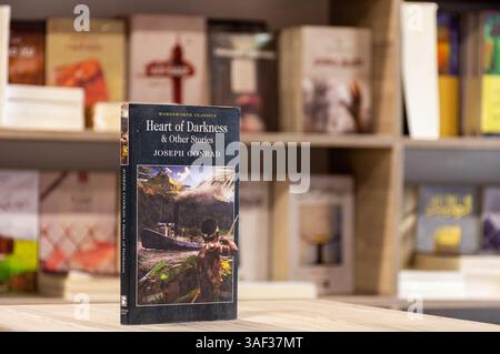Nahaufnahme von Joseph Conrads Herz der Dunkelheit Novella im Buchladen. Stockfoto
