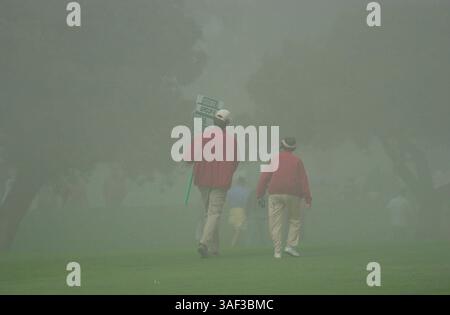 Januar 2005; San Diego, CA, USA; Golf Marshals verlassen den Golfplatz, nachdem Nebel das Spiel zum dritten Mal innerhalb von zwei Tagen verzögert hat, während des Buick Invitational auf dem Torrey Pines Golfplatz in San Diego. Das Turnier wurde später wieder aufgenommen, als Tom Lehman und Tiger Woods den Tag mit 14 unter Par beendeten. Stockfoto