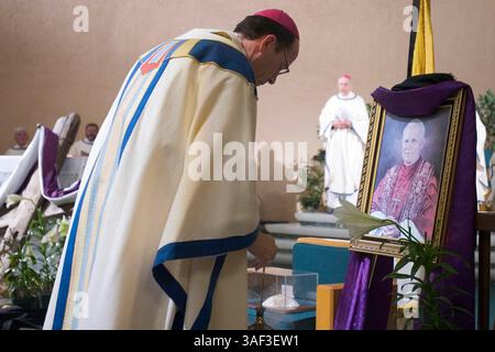 April 2005; Phoenix, AZ, USA; Bischof THOMAS OLMSTED, Bischof von Phoenix, segnet ein Porträt von Papst Johannes Paul II. während einer Requiemmesse für den verstorbenen Papst in der Heiligen Simon-und-Jude-Kathedrale in Phoenix, AZ, 7. April 2005. Obligatorischer Hinweis: Foto von Jack Kurtz/ZUMA Press. (©) Copyright 2005 von Jack Kurtz Stockfoto
