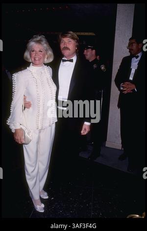 28. Januar 1989; DORIS DAY und ihr Sohn TERRY MELCHER nehmen an den 46. Golden Globe Awards Teil. (Michelson - Bill Holz/1989) Stockfoto