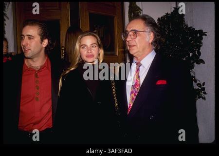 Dezember 1990; Hollywood, CA, USA; NICOLAS CAGE, VATER AUGUST COPPOLA UND KRISTINA FULTON. Stockfoto