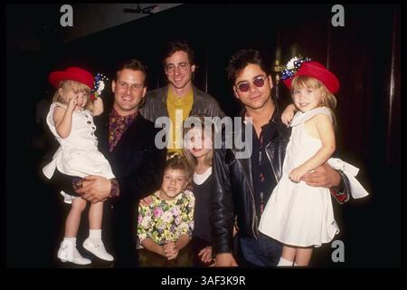 Hollywood, CA, USA; die Besetzung der Sitcom 'Full House' (L bis R) ASHLEY OLSEN, DAVE COULIER, JODI SWEETIN, BOB SAGET, CANDACE CAMERON, JOHN STAMOS und MARY-KATE OLSEN spielen die Hauptrolle in "FULL HOUSE". (Bild: © Kathy Hutchins/ZUMAPRESS.com) Stockfoto