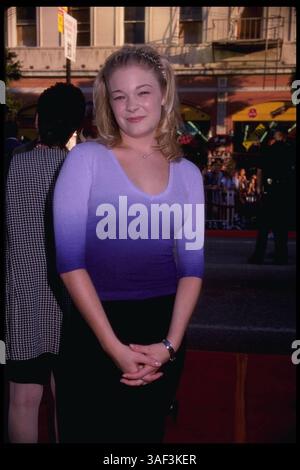 Juli 1998; Hollywood, CA, USA; Country-Star LEANN RIMES besucht die Premiere von Lethal Weapon 4 im Mann's Chinese Theatre in Los Angeles, Kalifornien. Stockfoto