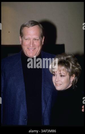 Januar 1999; Hollywood, CA, USA; der Schauspieler KEN HOWARD und seine Frau nehmen an der Premiere von AT First Sight Teil. Stockfoto