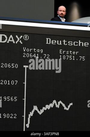 07. April 2025, Hessen, Frankfurt/Main: Während ein Besucher in der Galerie der Frankfurter Börse steht, zeigt die Schautafel mit der Dax-Kurve einen schweren Verlust. Zu Beginn der neuen Handelswoche sank der deutsche Aktienindex (Dax) um rund zehn Prozent. Foto: Arne Dedert/dpa Stockfoto