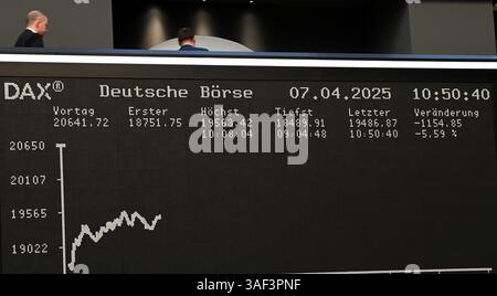07. April 2025, Hessen, Frankfurt/Main: Während Besucher auf der Galerie der Frankfurter Börse sind, zeigt die Schautafel mit der Dax-Kurve einen schweren Verlust. Zu Beginn der neuen Handelswoche sank der deutsche Aktienindex (Dax) um rund zehn Prozent. Foto: Arne Dedert/dpa Stockfoto