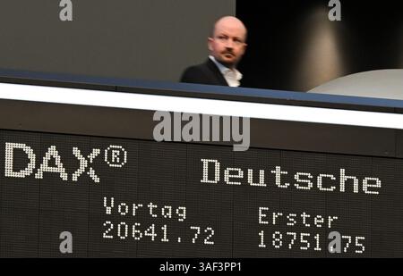 07. April 2025, Hessen, Frankfurt/Main: Während ein Besucher in der Galerie der Frankfurter Börse steht, zeigt die Schautafel mit der Dax-Kurve einen schweren Verlust. Zu Beginn der neuen Handelswoche sank der deutsche Aktienindex (Dax) um rund zehn Prozent. Foto: Arne Dedert/dpa Stockfoto