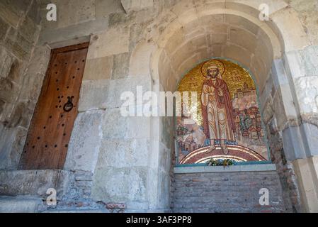 Religiöse Details in der Kirche der Geburt der Mutter Gottes in Metekhi auf einer Klippe oberhalb des Flusses Mtkvari in Tiflis, Georgien am 1. April 2025 Stockfoto