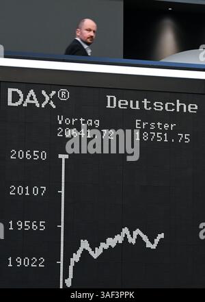 07. April 2025, Hessen, Frankfurt/Main: Während ein Besucher in der Galerie der Frankfurter Börse steht, zeigt die Schautafel mit der Dax-Kurve einen schweren Verlust. Zu Beginn der neuen Handelswoche sank der deutsche Aktienindex (Dax) um rund zehn Prozent. Foto: Arne Dedert/dpa Stockfoto