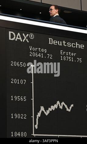 07. April 2025, Hessen, Frankfurt/Main: Während ein Besucher in der Galerie der Frankfurter Börse steht, zeigt die Schautafel mit der Dax-Kurve einen schweren Verlust. Zu Beginn der neuen Handelswoche sank der deutsche Aktienindex (Dax) um rund zehn Prozent. Foto: Arne Dedert/dpa Stockfoto