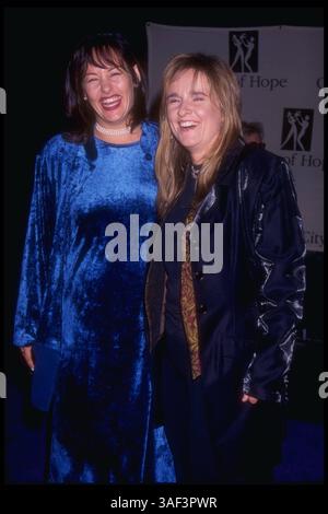Oktober 1996; Hollywood, CA, USA; JULIE CYPHER und ihre Freundin MELISSA ETHERIDGE nehmen an der City of Hope-Veranstaltung Teil . (Michelson - Hutchins/1996) Stockfoto
