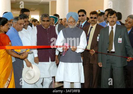 November 2005; Bangalore, INDIEN; DATEIFOTO. Datum unbekannt. Der indische Premierminister Manmohan Singh weiht am 12. Februar 2005 den Infosys Campus in Suttur im Bezirk Mysore, Karnataka ein. Der ehemalige indische Premierminister, H.D. Devegawda, Infosys-Vorsitzende N. R. Narayan Murthy, trat nach einer Bemerkung des ehemaligen Premierministers H D DEVE Gowda vom Vorsitz des Bangalore International Airport Limited zurück. DEVE Gowda hatte gesagt, dass der Infosys-Chef in den letzten fünf Jahren keinen Beitrag geleistet habe, um die Bangalo zu bringen Stockfoto