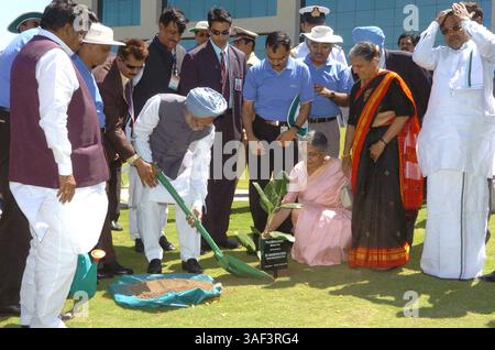 November 2005; Bangalore, INDIEN; DATEIFOTO. Datum unbekannt. Der ndianische Premierminister Manmohan Singh weiht am 12. Februar 2005 den Infosys-Campus in Suttur im Bezirk Mysore, Karnataka ein. Infosys-Vorsitzender N.R. Narayan Murthy (3R, weißer Hut in der Hand) und Murtys Frau Sudha Murthy (2L) sieht sich an. Narayana Murthy trat nach einer Bemerkung des ehemaligen Premierministers H D DEVE Gowda aus dem Amt des Bangalore International Airport Limited zurück. (Fotoquelle. DEVE Gowda hatte gesagt, dass der Infosys-Chef in den letzten fünf Jahren keinen Beitrag geleistet habe, um die Bangalore Internatio zu bringen Stockfoto