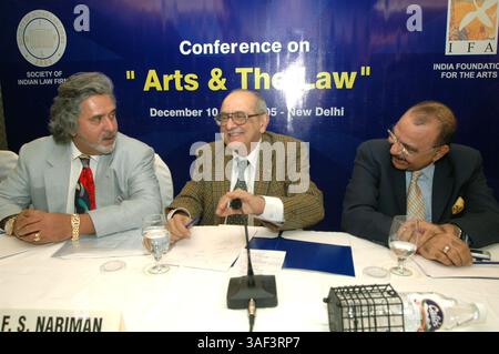 Dezember 2005; Neu-Delhi, INDIEN; Herr VIJAY MALLYA, Vorsitzender und Geschäftsführer der indischen Kingfisher Airlines (L) und F.S. NARIMAN (C) beim Seminar „Kunst und Recht“ in Neu-Delhi. Obligatorischer Ausweis: Foto von TC Malhotra/ZUMA Press. (©) Copyright 2005 von TC Malhotra Stockfoto