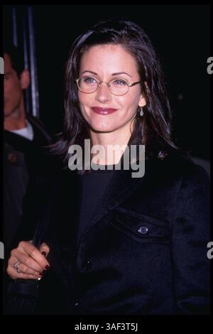 Oktober 1996; Hollywood, CA, USA; Schauspielerin COURTENEY COX nimmt an der Premiere von "High School High" Teil. (Michelson - Hutchins/1996) Stockfoto