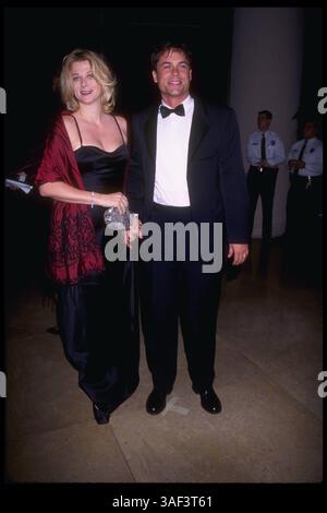 Oktober 1996; Hollywood, CA, USA; der Schauspieler ROB LOWE und seine Frau nehmen am Karussell von Hope Ball Teil. (Michelson - Hutchins/1996) Stockfoto