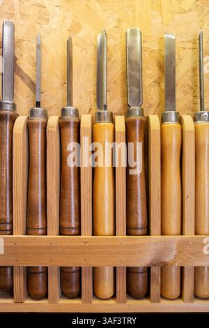 Satz Holzmeißel, die an der Wand des Werkstattschuppen befestigt sind Stockfoto