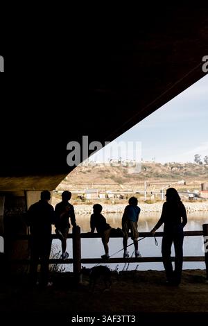 Fünfköpfige Familie, Standing Under Bridge in San Diego Stockfoto