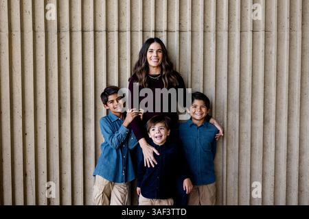 Mom posiert mit Sons Under Bridge in San Diego Stockfoto