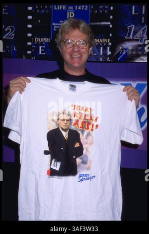 Juli 1998; Hollywood, CA, USA; JERRY SPRINGER gibt eine Live-Übertragung, um Jerry Springer Too Hot for TV im Wherehouse in Los Angeles, Kalifornien, zu promoten. (Michelson - Miira/1998) Stockfoto