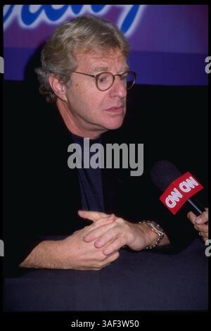 Juli 1998; Hollywood, CA, USA; JERRY SPRINGER nimmt an der Live-Übertragung Teil, um sein Video im Wherehouse in Los Angeles zu promoten. (Michelson-Miira/1998) Stockfoto