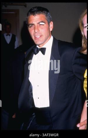 Oktober 1996; Hollywood, CA, USA; GEORGE CLOONEY nimmt am Fire & Ice Ball Teil. Stockfoto