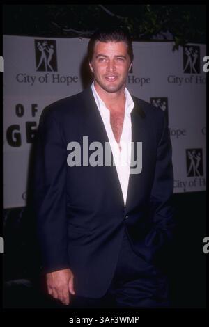 Oktober 1996; Hollywood, CA, USA; JOHN ENOS nimmt an der City of Hope-Veranstaltung Teil. Stockfoto