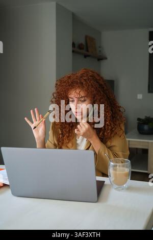 Zielgerichtete Geschäftsfrau, die einen Anruf hat und etwas erklärt Stockfoto