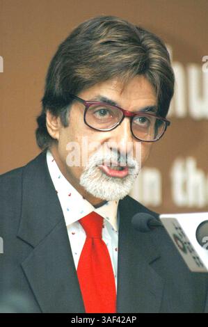 Januar 2006; Neu-Delhi, INDIEN; indischer Filmschauspieler, AMITABH BACHCHAN bei einer Veranstaltung in Neu-Delhi. Indien ist das größte Filmland der Welt. Die indische Filmindustrie, im Volksmund Bollywood genannt, ist berühmt für die Herstellung von Hindi-Filmen mit ihrer Mischung aus Melodrama, Romantik, Liedern und Action. Obligatorischer Ausweis: Foto von TC Malhotra/ZUMA Press. (©) Copyright 2006 von TC Malhotra Stockfoto