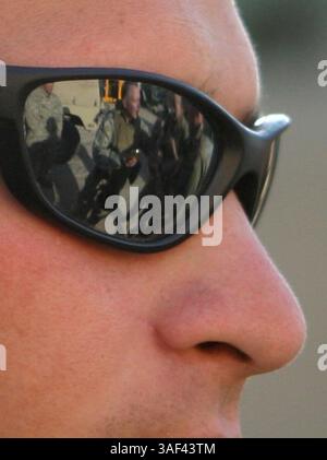 4. April 2005; CampTaqaddum, Irak; Lance CPL. TODD SMITH, ein Lkw-Fahrer, der dem Combat Logistics Regiment 25 zugewiesen ist, hört aufmerksam als Lt. Commander. Timothy Hogan, Kaplan der Einheit und Southgate, mir, ist gebürtig, führt eine Gruppe katholischer Marines im Gebet an. Smith stammt aus High Ridge, Mo. Obligatorischer Ausweis: Foto von CPL. C.J. Yard/DOD/ZUMA Press. (©) Copyright 2005 by US DOD Photo Stockfoto