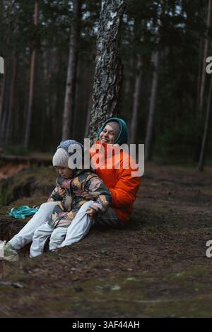 Mom und Tochter auf einem Spaziergang im Winterwald Stockfoto