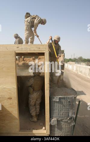11. April 2005; Fallujah, Irak; Marines mit Kompanie B, 8. Ingenieur-Support-Bataillon, Combat Logistics Brigade 8, 2. Force Service Support Group (Forward) füllen Barrieren mit Sand während des Baus eines Eingangs-Kontrollpunkts in Falludschah. Das größere ECP wird gebaut, um den starken Verkehrsfluss in die Stadt zu bewältigen. Obligatorische Gutschrift: Foto von LCpl. Aaron P. Mankin/DOD/ZUMA Press. (©) Copyright 2005 by US DOD Photo Stockfoto