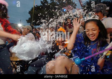 April 2005; San Antonio, TX, USA; am Samstag, den 23. April 2005, feiert der Reveler mit Konfetti in San Antonio, Texas, während der Fiesta Flambeau Parade. Obligatorischer Credit: Foto von BM Sobhani/San Antonio Expres-News/ZUMA Press. (©) Copyright 2005 by BM Sobhani/San Antonio Express-News Stockfoto