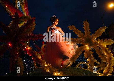 April 2005; San Antonio, TX, USA; Miss Fiesta ERICA GONZABA zeigt ihre Schuhe während der Fiesta Flambeau Parade am 23. April. Obligatorischer Ausweis: Foto von BM Sobhani/San Antonio Express/ZUMA Press. (©) Copyright 2005 BM Sobhani/San Antonio Express Stockfoto