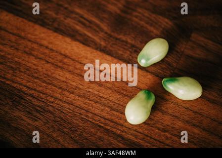 Grüne Roma-Tomaten aus dem Garten auf Holzoberfläche Stockfoto
