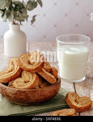 Blätterteig-Ohren mit Milch Stockfoto