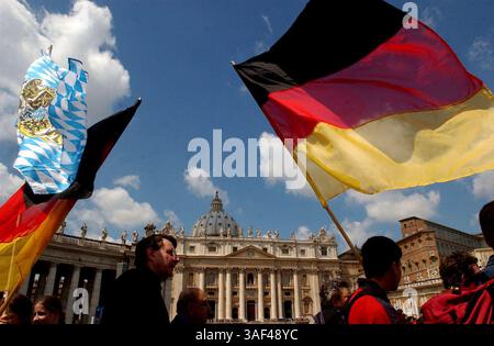 April 2005; Vatikanstadt, ITALIEN; mit deutscher Flagge, Mitglieder von Youth 2000 International, einer Gruppe aus dem bayerischen Raum Deutschland, begeben sich über den Petersplatz vor dem Petersdom in Vatikanstadt, Rom, Italien. Der neue Pontiff wird offiziell am Sonntag, den 24. April, installiert. Obligatorischer Credit: Foto von Lisa Krantz/San Antonio Express-News/ZUMA Press. (©) Copyright 2005 by San Antonio Express-News Stockfoto