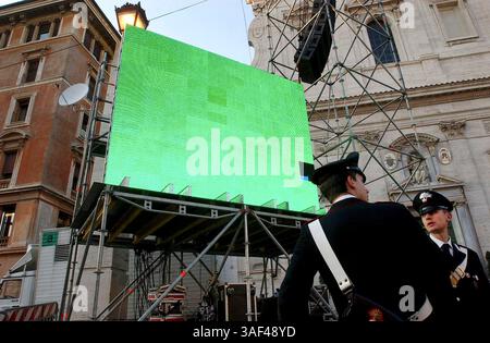 23. April 2005; Vatikanstadt, ITALIEN; Videoleinwände, die am Freitag, den 22. April 2005 in Rom, Italien, eine Live-Übertragung der Messe zur Einweihung von Papst Benedikt XVI. Zeigen. Es wird erwartet, dass eine halbe Million Menschen den Platz und die Straße für die Einweihung füllen. Der neue Pontiff wird offiziell am Sonntag, den 24. April, installiert. Obligatorischer Credit: Foto von Lisa Krantz/San Antonio Express-News/ZUMA Press. (©) Copyright 2005 by San Antonio Express-News Stockfoto