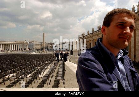 23. April 2005; Vatikanstadt, ITALIEN; Federico Serrecchi macht eine Pause von der Arbeit, um Tausende von Stühlen für die Sonntagsmesse zur Inaguration von Papst Benedikt auf dem Petersplatz in Vatikanstadt einzurichten. Es wird erwartet, dass eine halbe Million Menschen den Platz und die Straße für die Einweihung füllen. Der neue Pontiff wird offiziell am Sonntag, den 24. April, installiert. Obligatorischer Credit: Foto von Lisa Krantz/San Antonio Express-News/ZUMA Press. (©) Copyright 2005 by San Antonio Express-News Stockfoto