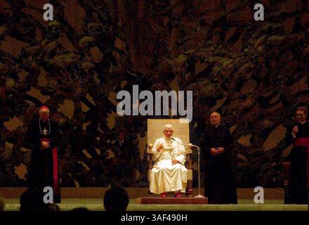 23. April 2005; Vatikanstadt, ITALIEN; Papst BENEDIKT XVI. Spricht mit Medienvertretern und anderen Gästen im Paul VI.-Saal in Rom. Obligatorischer Credit: Foto von San Antonio Express-News/ZUMA Press. (©) Copyright 2005 by San Antonio Express-News Stockfoto