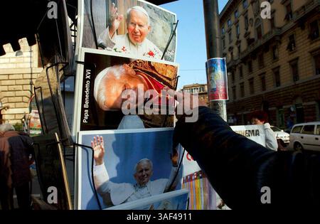23. April 2005; Vatikanstadt, ITALIEN; das Bild von Papst Benedikt XVI. Wird am Freitag, den 22. April 2005, an einem Zeitungskiosk in Rom, Italien, verkauft. Es wird erwartet, dass eine halbe Million Menschen den Platz und die Straße für die Einweihung füllen. Der neue Pontiff wird offiziell am Sonntag, den 24. April, installiert. Obligatorischer Credit: Foto von Lisa Krantz/San Antonio Express-News/ZUMA Press. (©) Copyright 2005 by San Antonio Express-News Stockfoto