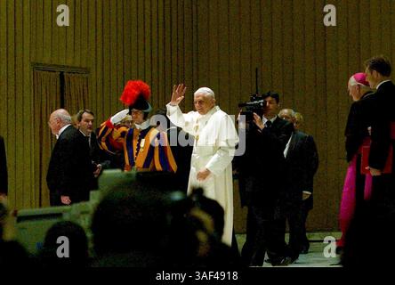 23. April 2005; Vatikanstadt, ITALIEN; Papst BENEDIKT XVI. Winkt, nachdem er mit Medienvertretern und Gästen im Paul VI.-Saal in Rom gesprochen hat. Obligatorischer Credit: Foto von San Antonio Express-News/ZUMA Press. (©) Copyright 2005 by San Antonio Express-News Stockfoto