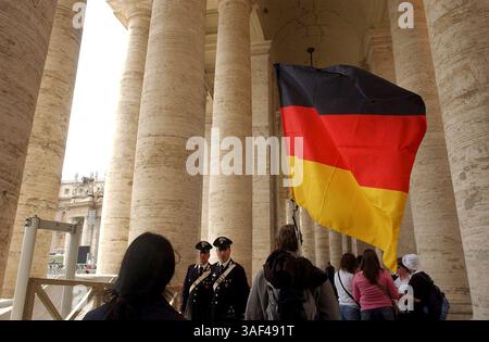 23. April 2005; Vatikanstadt, ITALIEN; Gregor Baier von Deutschland führt die Flagge seines Landes und des Heimatlandes von Papst Benedikt XVI. Durch die Kolonnade des Petersplatzes in Vatikanstadt. Es wird erwartet, dass eine halbe Million Menschen den Platz und die Straße für die Einweihung füllen. Der neue Pontiff wird offiziell am Sonntag, den 24. April, installiert. Obligatorischer Credit: Foto von Lisa Krantz/San Antonio Express-News/ZUMA Press. (©) Copyright 2005 by San Antonio Express-News Stockfoto